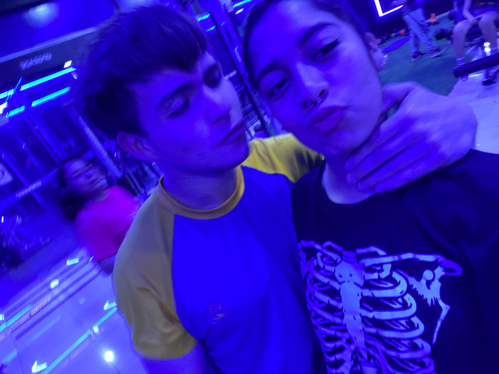 Javier y Karol juntos bajo luces azules
